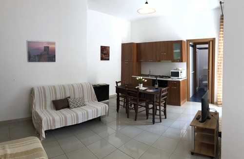 Castellammare del Golfo Apartment | Convenient studio (50 sqm) in villa with garden terrace free wifi 2 mts to beach