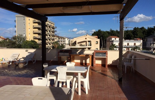 Castellammare del Golfo Apartment | Convenient studio (50 sqm) in villa with garden terrace free wifi 2 mts to beach
