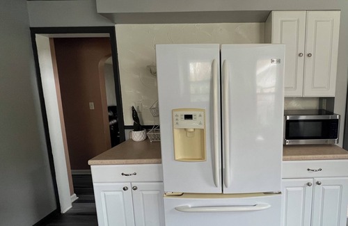 Flint House | Convenient location. 2 bedrooms 5 minutes from Flint airport