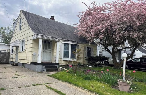 Flint House | Convenient location. 2 bedrooms 5 minutes from Flint airport