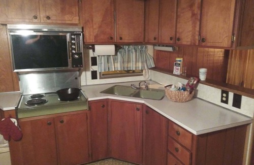 Somerset House | convenient location by the lake . just a few minutes to boat ramp .