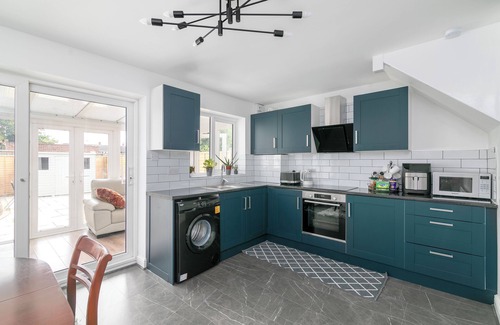 Havering Boat Rental | Convenient & spacious house close to golf club and easy links to central London.