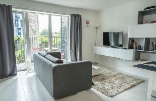 Hackney Central Apartment | Cool Dalston studio with balcony and gym
