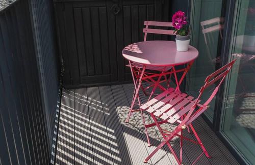 Hackney Central Apartment | Cool Dalston studio with balcony and gym