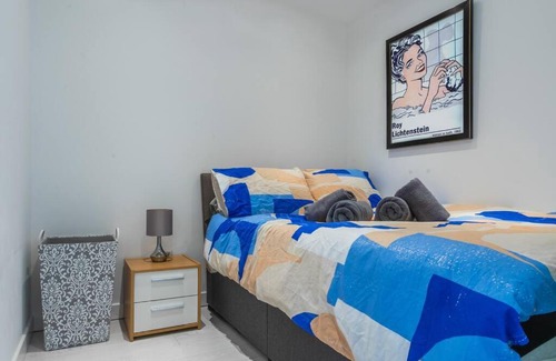 Hackney Central Apartment | Cool Dalston studio with balcony and gym