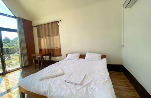 Na Hin Bed & Breakfast | Cool Pool Bungalow