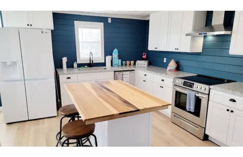 Pirates Beach West House | Coral Reef - BeachSide Getaway, King Bed, EV Charging, Fast WiFi, Roku TVs