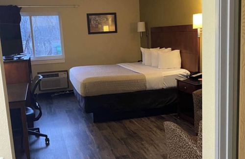 River Falls Hotel | Coratel Inn and Suites By Jasper Riverfalls - Standard 2 Queen Bed NS