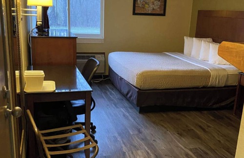 River Falls Hotel | Coratel Inn and Suites By Jasper Riverfalls - Standard 2 Queen Bed NS
