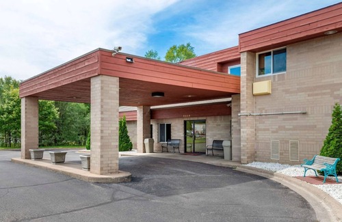 River Falls Hotel | Coratel Inn and Suites By Jasper Riverfalls - Comfort 2 Queen Bed Non Smoking