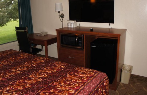 Waite Park House | Coratel Inn & Suites By Jasper Waite Park - Comfort 1 King Bed Non-Smoking