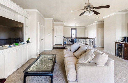 McKinney House | Corner Rustic Retreat with a View