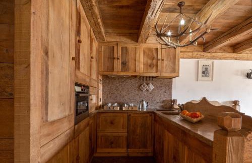 Cortina d'Ampezzo Historic Centre Apartment | Cortina Lodge Stunning View R&R