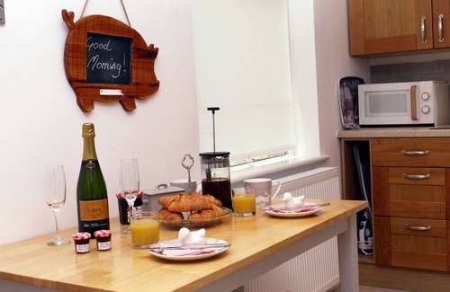 Cirencester Cottage | Cosy Stone Cottage - The Bungalow Perrotts Brook - Detached, parking, wifi.