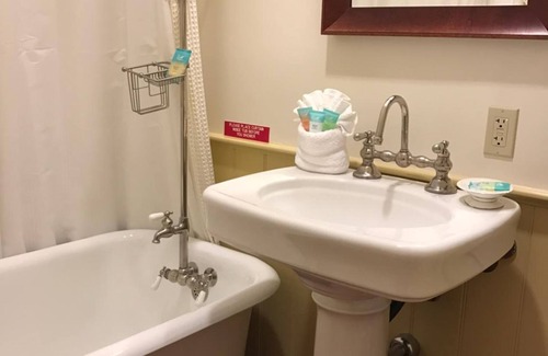 Old Town Hotel | Cosmopolitan Hotel & Restaurant