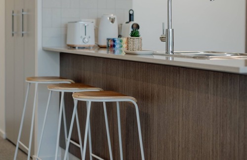 Phillip Apartment | Cosy 1-Bed with Pool, Gym and Secure Parking