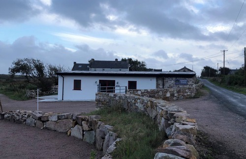 Inverin Cottage | Cosy 1 Bedroom Cottage near beach and Aran Islands. Connemara Wild Atlantic Way.