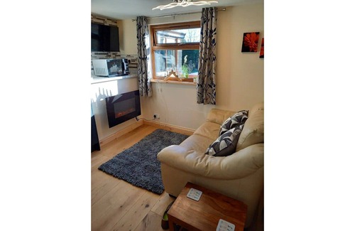 Penselwood Cottage | COSY 1 BEDROOM SNUG WITH PATIO AND COUNTRY VIEWS.