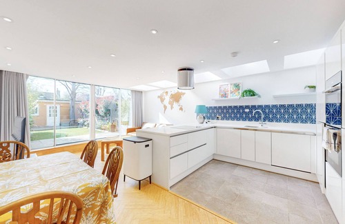 Abbey Apartment | Cosy 2BD garden flat in Wimbledon near the tube