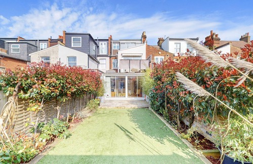 Abbey Apartment | Cosy 2BD garden flat in Wimbledon near the tube