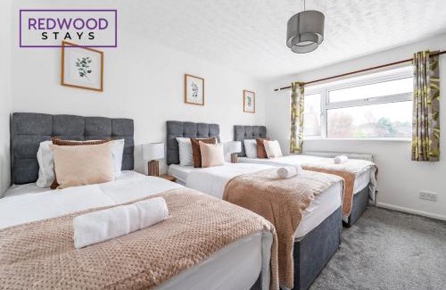 Camberley House | Cosy 3-Bedroom Serviced House with Free Fast WiFi and Parking for 2 Cars By Redwood Stays