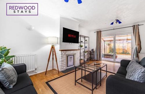 Camberley House | Cosy 3-Bedroom Serviced House with Free Fast WiFi and Parking for 2 Cars By Redwood Stays