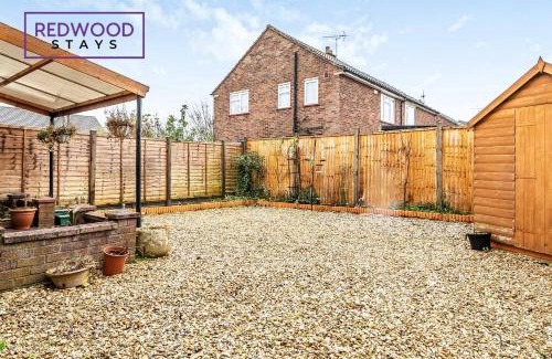 Camberley House | Cosy 3-Bedroom Serviced House with Free Fast WiFi and Parking for 2 Cars By Redwood Stays
