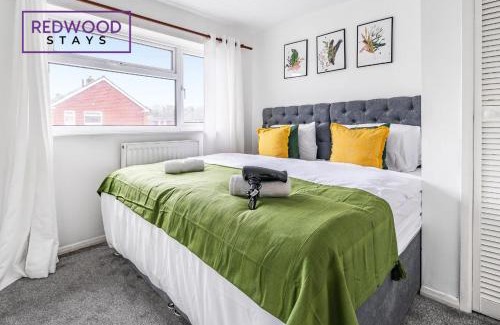 Camberley House | Cosy 3-Bedroom Serviced House with Free Fast WiFi and Parking for 2 Cars By Redwood Stays