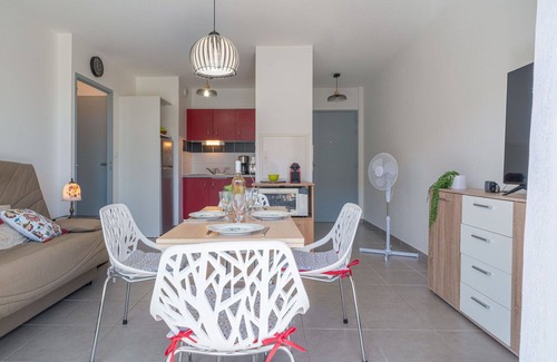 Le Port Apartment | Cosy apartment for 4 people with pool, WIFI, TV and terrace