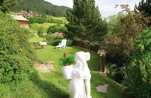 Pfons Apartment | Cosy apartment for 5 people with TV, terrace and panoramic view