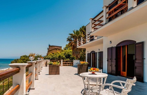 Marina di Caronia House | Cosy apartment in villa for 3 people with WIFI, TV, terrace, pets allowed and parking