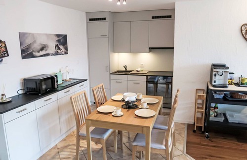 Trin Apartment | Cosy apartment for 2 people with WIFI, TV, balcony, pets allowed and panoramic view
