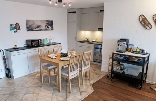 Trin Apartment | Cosy apartment for 2 people with WIFI, TV, balcony, pets allowed and panoramic view