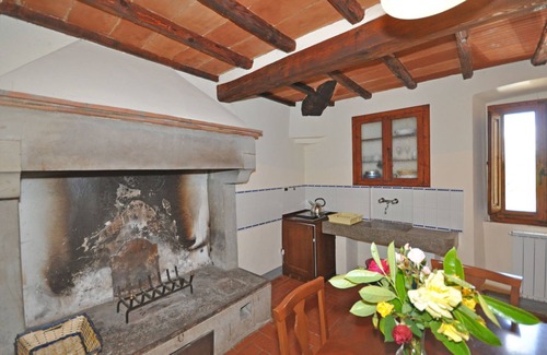 Capolona Apartment | Cosy apartment for 3 people with WIFI, pool, TV, panoramic view and parking, close to Arezzo