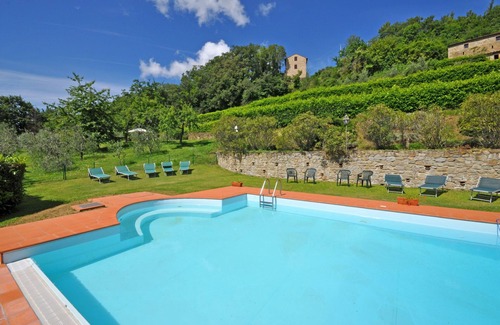 Capolona Apartment | Cosy apartment for 4 guests with pool, WIFI, TV, panoramic view and parking, close to Arezzo