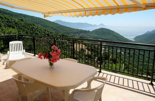 Partinello Apartment | Cosy apartment for 3 people with A/C, WIFI, TV, patio, pets allowed and panoramic view