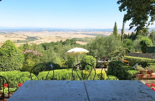 Orciatico Villa | Cosy apartment in villa with pool, WIFI, TV, terrace, pets allowed, panoramic view and parking