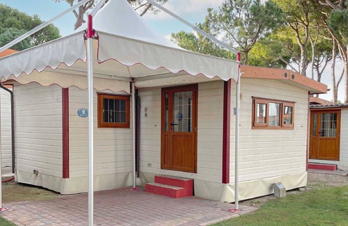 Cavallino-Treporti House | Cosy apartment in villa for 4 guests with WIFI, A/C, pool, TV and patio