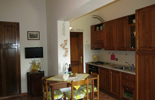 Lajatico Villa | Cosy apartment in villa for 2 guests with WIFI, pool, TV and patio