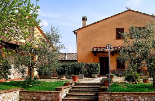 Lajatico Villa | Cosy apartment in villa for 2 guests with WIFI, pool, TV and patio