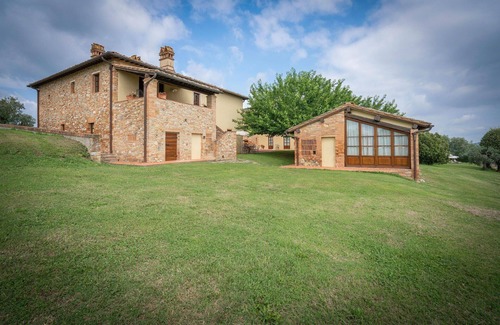 San Gimignano Villa | Cosy apartment in villa for 4 people with A/C, WIFI, pool and TV