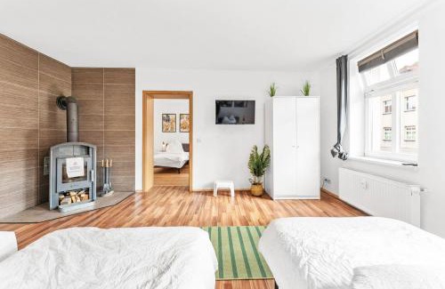 Jueterbog Apartment | Cosy apartment with balcony and fireplace