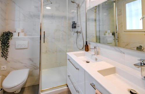 Quartier de Rochechouart Apartment | Cosy Apt 6 Guests for Family