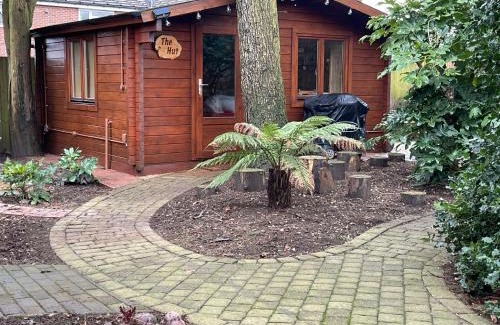 Folkestone House | Cosy Cabin, hidden from the main house - Sleeps 2 - EV