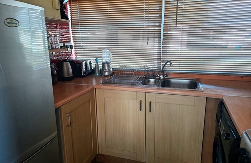 Llansaint Ski Chalet | Cosy chalet with all year round sunroom. Ideal location in West Wales to explore