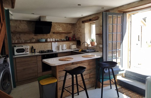 La Tour-Blanche-Cercles Cottage | Cosy cottage with south facing courtyard garden and a/c