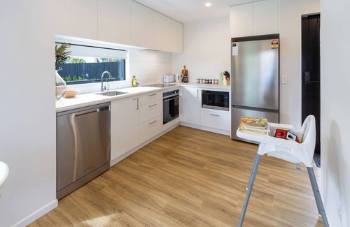 Sydenham House | Cosy Family Haven by Waltham Pool