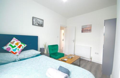 Waltham Forest Apartment | Cosy family home w/Wi-Fi, parking, self check-in