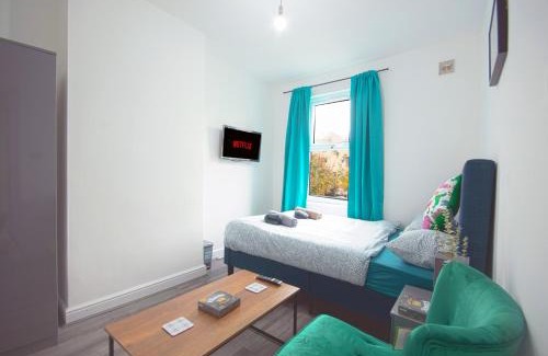 Waltham Forest Apartment | Cosy family home w/Wi-Fi, parking, self check-in