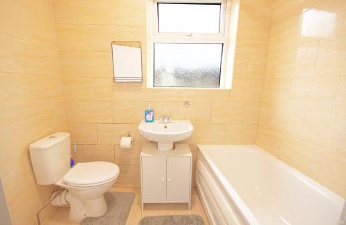 Waltham Forest Apartment | Cosy family home w/Wi-Fi, parking, self check-in